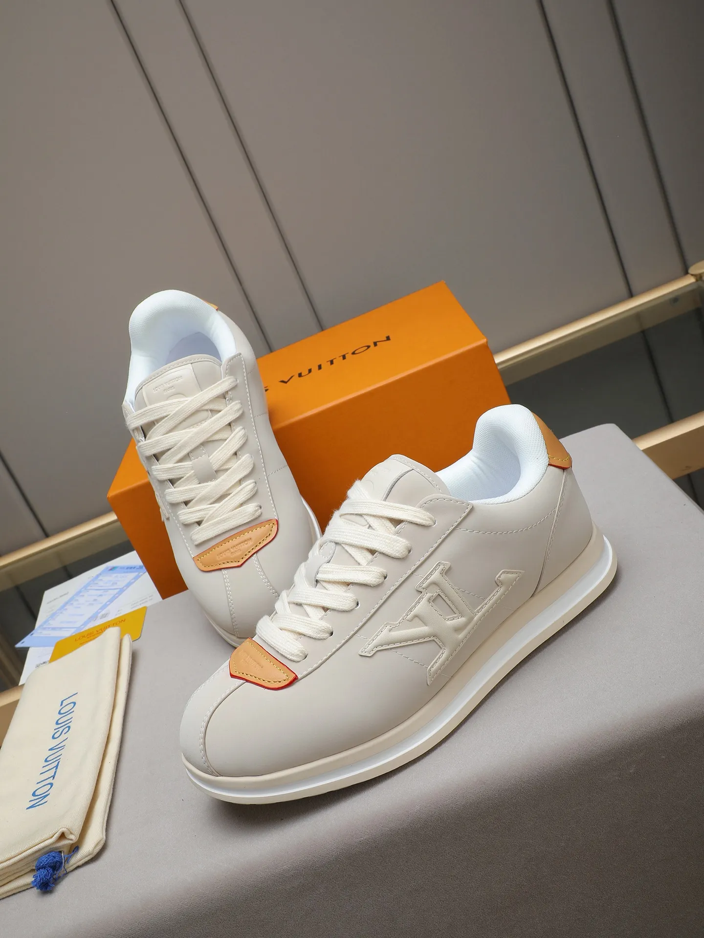 PP560 LV Louis Vuitton L Jialu Brand Runner Tatic Series Thick-soled Casual Sports Shoes Running Shoes Original purchase, development and production This LV Runner Tatic sports shoe combines technical materials such as mesh fabric and ribbons to interpret the inspiration of traditional mountaineering shoes. LV letters are written on one side, the lariat buckle of the quick lacing system is embellished with Monogram flowers and Louis Vuitton logos, and the light and wear-resistant rubber outsole completes the whole. ▪️Fabric: Original imported cowhide + mesh ▪️Inner lining: Original customized breathable mesh ▪️Sole: Original open-molded anti-slip rubber combination material ▪️Size: Men's 38-44 (customized for 45 and 46)